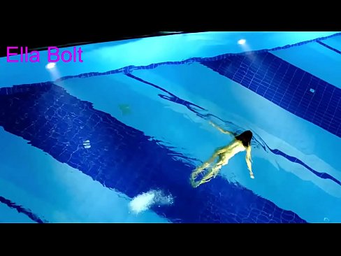❤️ Non podo deixar de mirar, unha moza loira que é sorprendida nadando espida na piscina do resort ELLA BOLT ❤️❌ Porno a nós gl.8kpornvids.ru ﹏